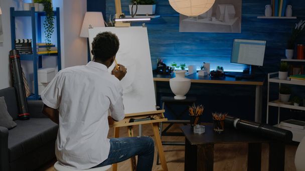 Artiste noir utilisant un crayon sur toile pour dessiner le vase - Photo, image