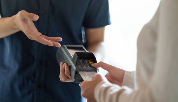 Client utilisant la carte de crédit pour le paiement au propriétaire au restaurant du café - Photo, image