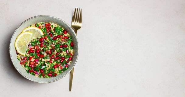 Tabbouleh salad with bulgur, mint, parsley, tomatoes and pomegranate. Healthy eating. Vegetarian food - Fotoğraf, Görsel