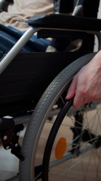 Bezbariérový muž projíždí místností na invalidním vozíku  - Fotografie, Obrázek
