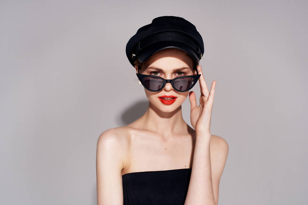 beautiful woman in a black headdress modern style - Fotografie, Obrázek