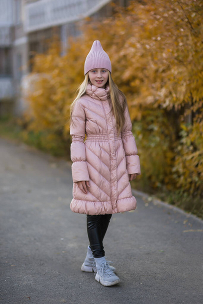 Portrait of beautiful girl on the street. autumn coat in the city. - Foto, afbeelding