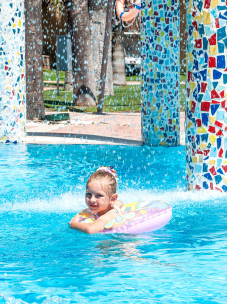 Pieni tyttö ui ympyrän kanssa uima-altaassa - Valokuva, kuva