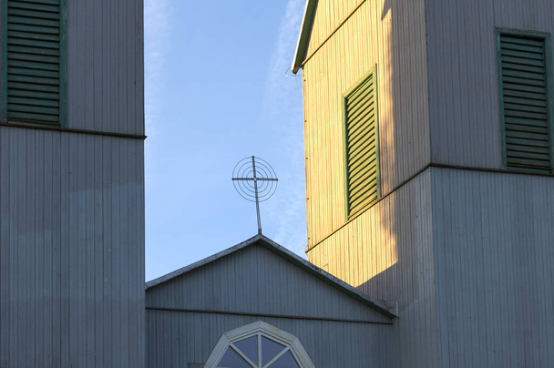 Fragmento de iglesia cristiana de madera con cruz de hierro. - Foto, Imagen