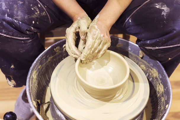 Жінка-художник, що працює з глиною на керамічному колесі в художній майстерні
. - Фото, зображення