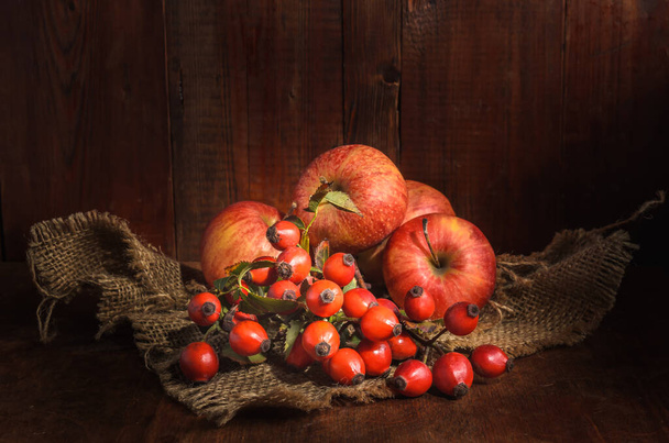 omenat ja muut hedelmät tumma puinen tausta maalaismainen tyyli - Valokuva, kuva