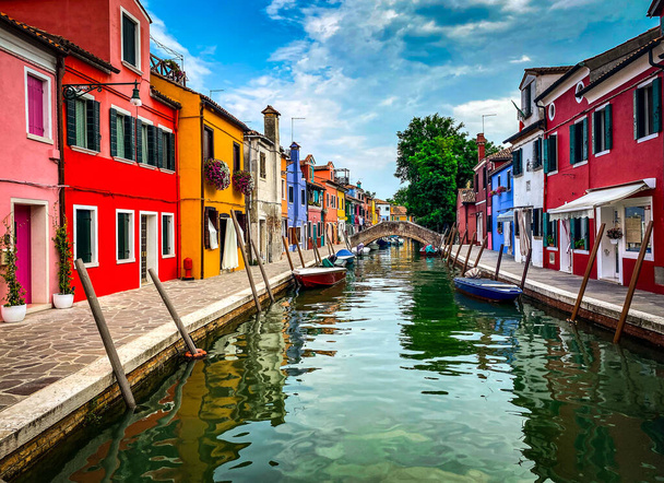 Лодки и красочные традиционные расписные домики в уличных домах на канале острова Бурано, Венеция, Италия - Фото, изображение