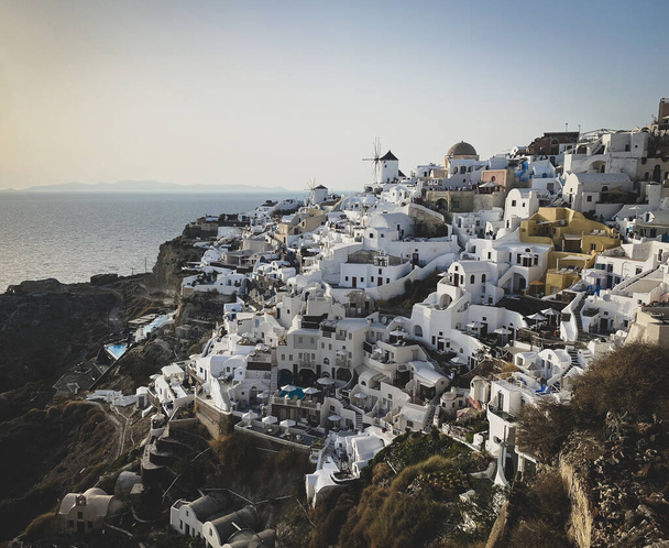 panoramisch uitzicht op Oia dorp met traditionele witte architectuur en molens in Santorini eiland in de Egeïsche Zee, reis achtergrond, Santorini, Thera, Griekenland - Foto, afbeelding
