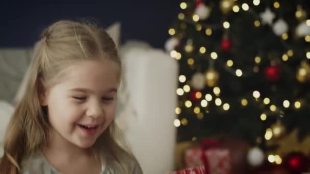 Videó, amin a nagyi karácsonyi ajándékot ad az unokájának. Lövés RED hélium kamerával 8K-ban. - Felvétel, videó
