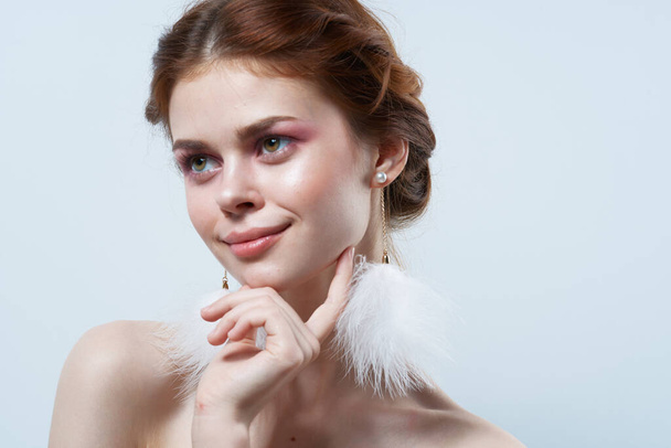 Joyeux femme épaules nues boucles d'oreilles moelleuses Cosmétiques bijoux - Photo, image