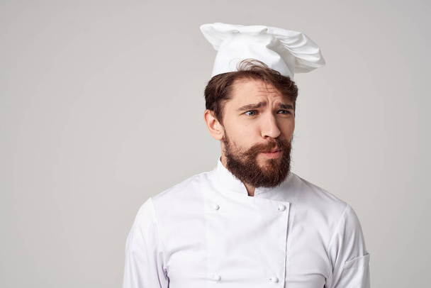 Uomo Chef uniforme Cucinare emozioni isolato sfondo - Foto, immagini