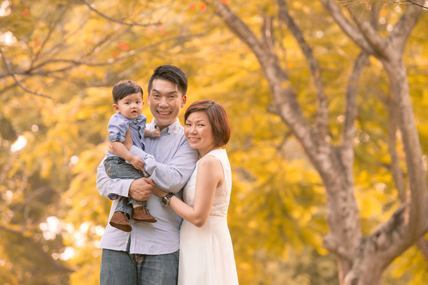 Asiatique jeune famille s'amuser en plein air en automne
 - Photo, image
