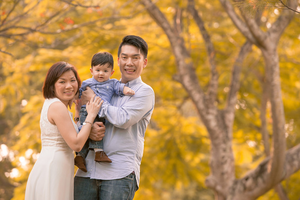 ázsiai fiatal family őszén szabadban szórakozik - Fotó, kép