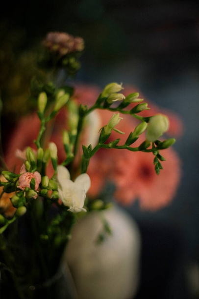 Flores blancas y rosas en jarrones - Foto, imagen