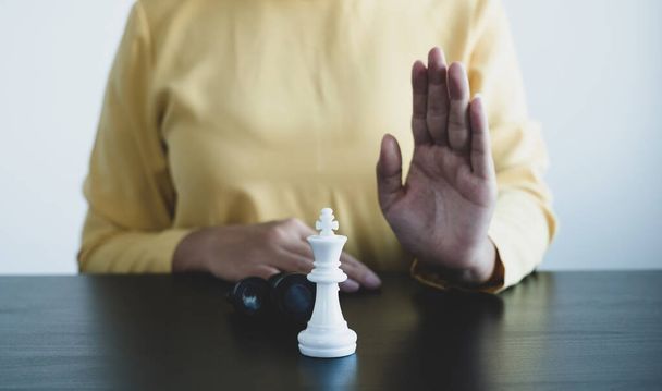 Käsi liikenainen liikkuvat, shakki kilpailussa osoittaa johtajuutta, seuraajia, ja liiketoiminnan menestyksen strategioita. - Valokuva, kuva