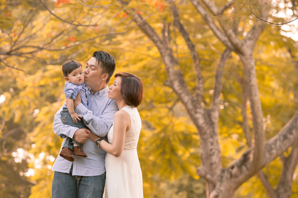 azjatyckie młode rodziny, zabawy na świeżym powietrzu w jesieni - Zdjęcie, obraz
