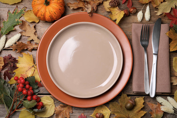 Festive table setting with autumn decor on wooden background, flat lay - Φωτογραφία, εικόνα