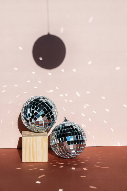 bola de la discoteca de la decoración de Navidad con las bengalas del sol y el primer plano borroso - Foto, imagen