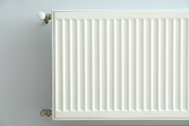 Concepto de temporada de calefacción interior con radiador. - Foto, imagen