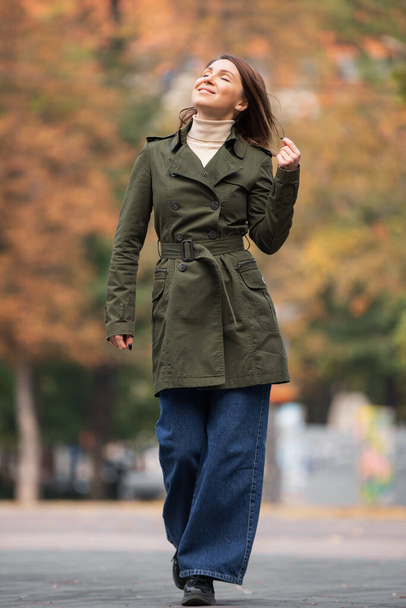 Happy woman walking at the autumn park - Φωτογραφία, εικόνα