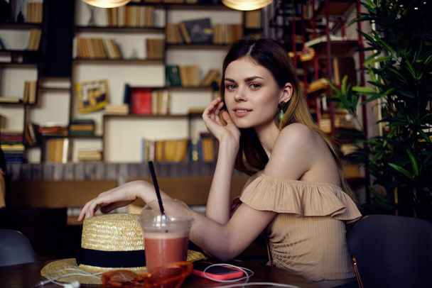 Kafe modasında elinde kitap olan güzel bir kadın. - Fotoğraf, Görsel