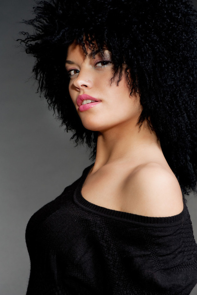 Mulher maravilhosa com cabelo encaracolado preto
 - Foto, Imagem
