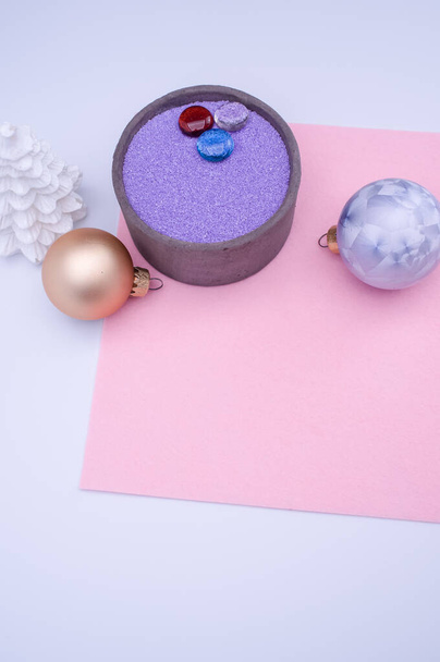 vaso con sabbia colorata e decorazioni a sfera di Natale su sfondo bianco con spazio per la copia - Foto, immagini
