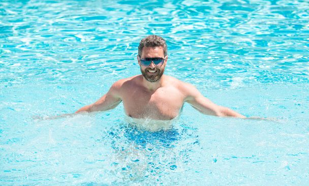 Guy wear glasses in water. Free time and day off. relax. relaxing while swimming. - Foto, imagen