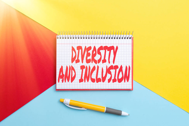 Teksten weergeven Diversiteit en inclusie. Concept betekent bereik menselijk verschil omvat ras etniciteit geslacht Kleurrijk Perpectief Positief Denken Creatieve ideeën en inspiratie - Foto, afbeelding