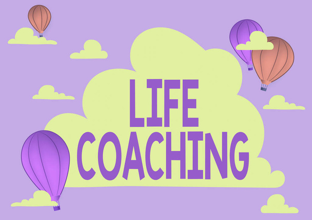 Teksten van Life Coaching. Zakelijk overzicht persoon werkzaam om te helpen tonen hun doelen te bereiken in carrière Hotair Ballon Illustratie Flying Clouds Het bereiken van nieuwe bestemmingen - Foto, afbeelding
