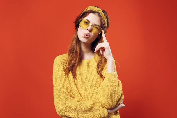 femme émotionnelle en pull jaune et mode hippie style rétro - Photo, image