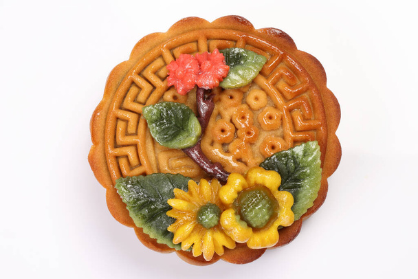 Kolorowy kwiat ozdobiony tort chiński połowy jesieni festiwal na białym tle - Zdjęcie, obraz