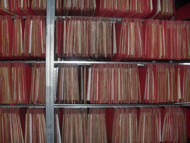 vanhat tiedostot roikkuvat hyllyllä - Valokuva, kuva