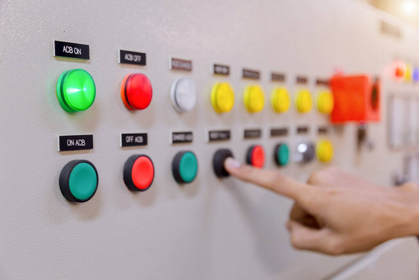Kontrol ve bakım elektrik donanımı mühendisi üzerinde çalışan mühendis kontrol listesi sistemi hazır olan durum değişkenlerini kontrol ediyor. - Fotoğraf, Görsel