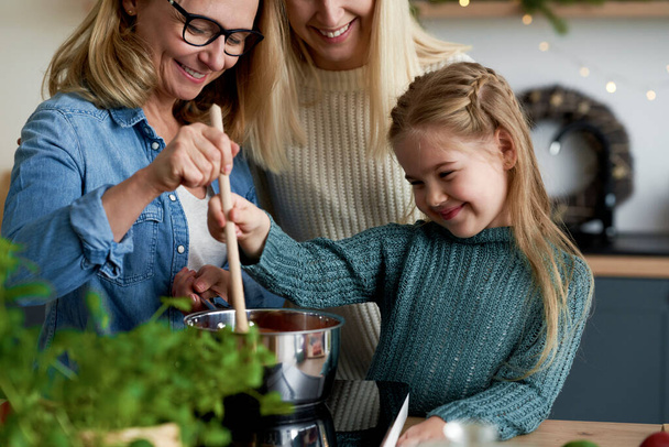 Szczęśliwe trzy pokolenia kobiety gotującej w kuchni                                - Zdjęcie, obraz