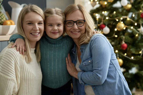 Ritratto di tre generazioni di donne durante il periodo natalizio                                - Foto, immagini