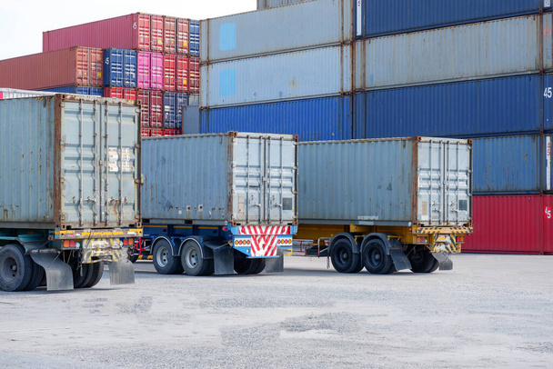 Containertransport LKW Rückansicht - Foto, Bild