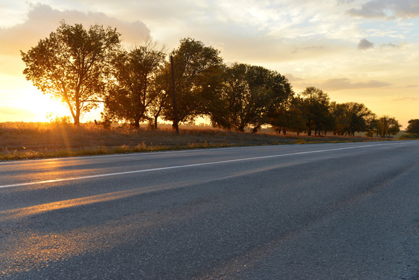 Asfaltowa droga na zachód słońca - Zdjęcie, obraz