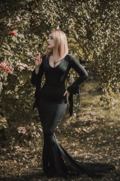 Heks in zwarte jurk, Halloween concept, ideeën voor feest, perfecte dame in donkere gotische kleding - Foto, afbeelding