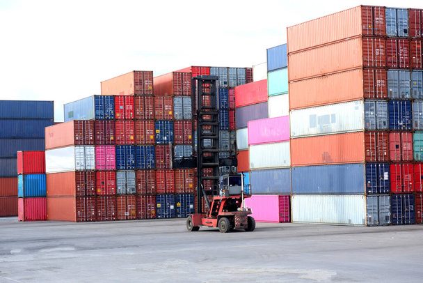 Mobiler Containerumschlag am Frachtterminal im Hafen. - Foto, Bild