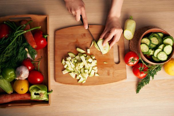 резка свежих овощей на доске для резки свежести витаминов - Фото, изображение