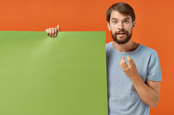 man met baard groen mockup poster korting studio levensstijl - Foto, afbeelding