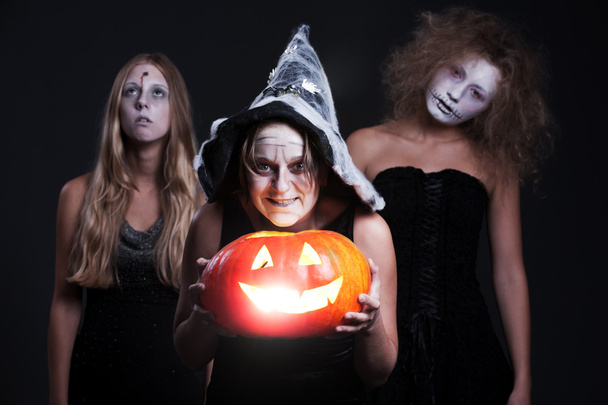 Tres personajes de Halloween con calabaza naranja
 - Foto, Imagen