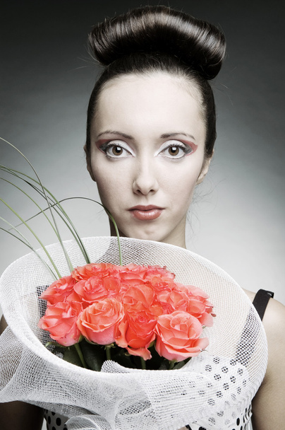 portrét krásné ženy s kyticí růží - Fotografie, Obrázek