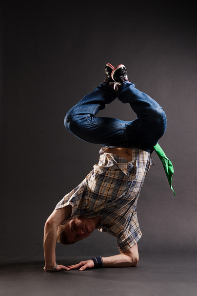 hip-hop facet stojący na łokciu - Zdjęcie, obraz