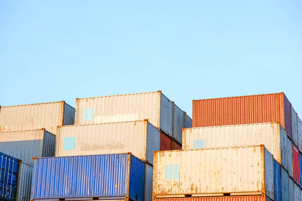 Container stack op de containerwerf - Foto, afbeelding