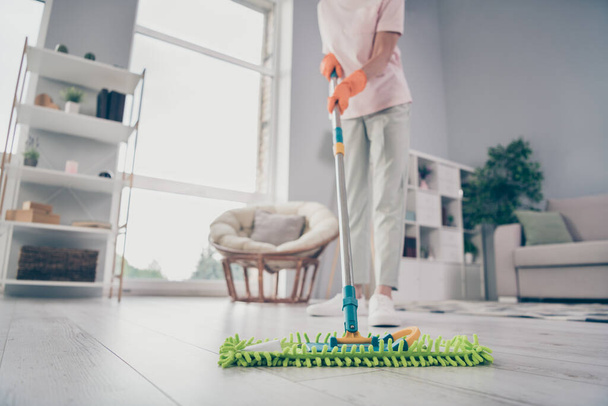 Foto recortada retrato mujer limpieza de la casa lavado piso quedarse en casa - Foto, imagen