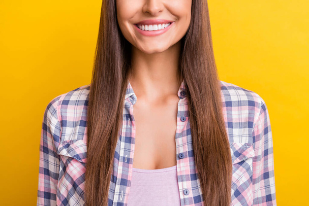 Foto recortada de mujer joven atractiva feliz sonrisa dentada positiva clínica estomatología aislada sobre fondo de color amarillo - Foto, imagen