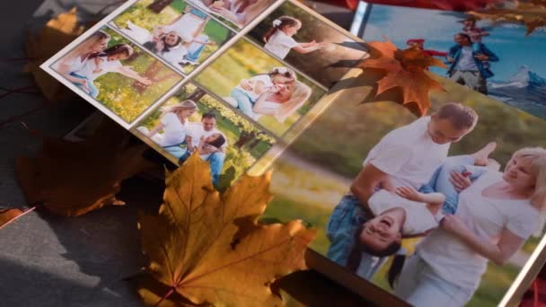 Álbum de fotos em folhagem de outono brilhante - Filmagem, Vídeo