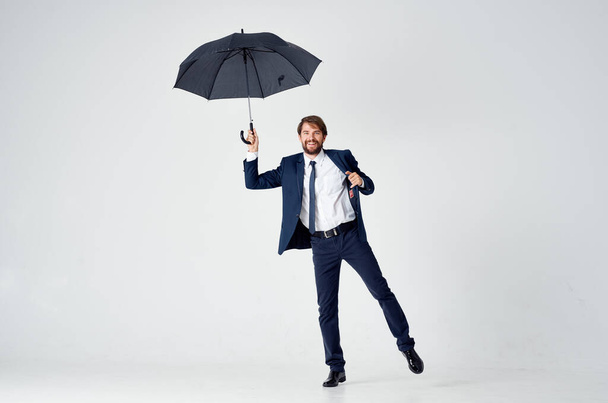 muž nosí deštník ochranu proti dešti počasí - Fotografie, Obrázek